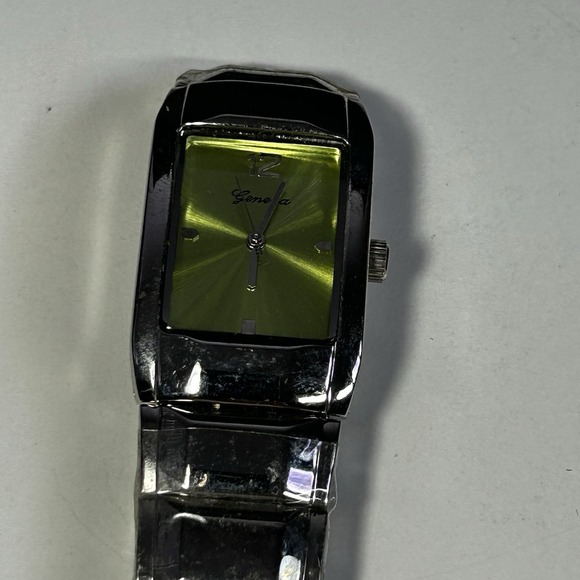 Lot of 4 Geneva Quartz Watches – Mixed Styles – Leather & Metal Bands NOT TESTED - Picture 5 of 10